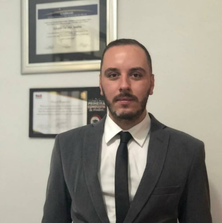 Advogado Eduardo Del Pino Sandrini em seu escritório